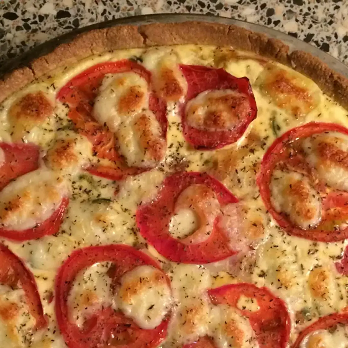 Tarte (sans gluten) aux légumes, lardons et mozzarella