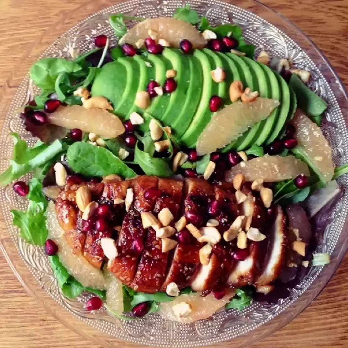 Salade de poulet mariné au miel et sauce soja, avocat, grenade
