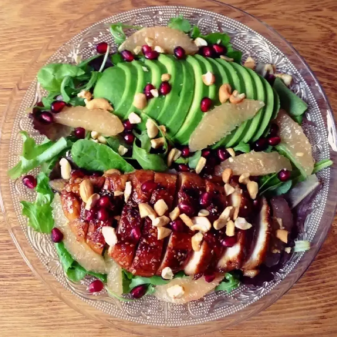 Salade de poulet mariné au miel et sauce soja, avocat, grenade