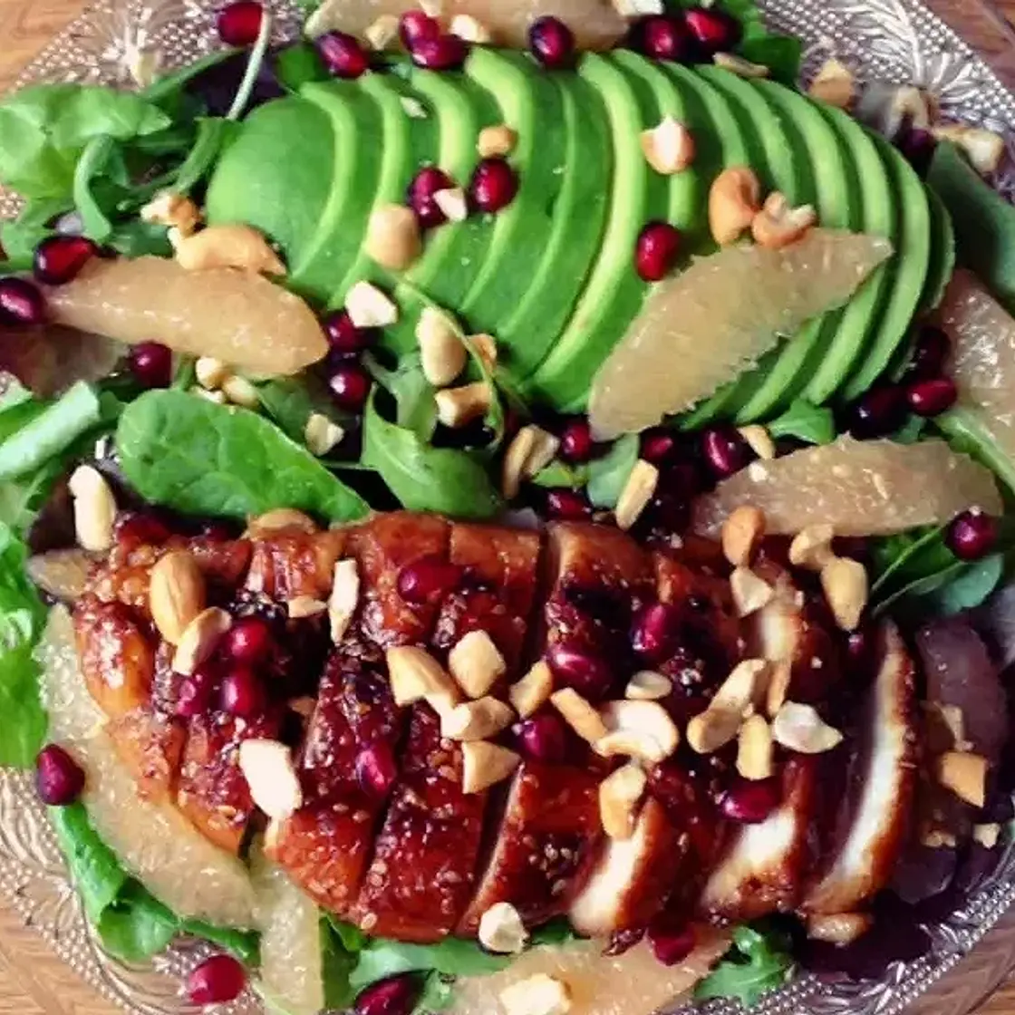 Salade de poulet mariné au miel et sauce soja, avocat, grenade