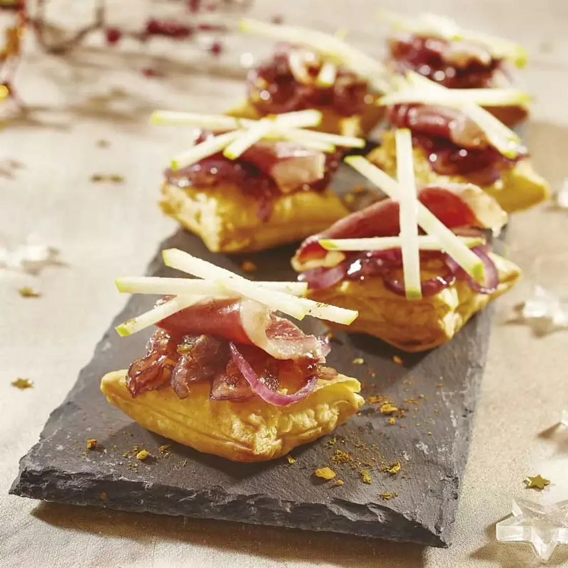 Petits feuilletés à l'oignon rouge caramélisé et aux épices grillées