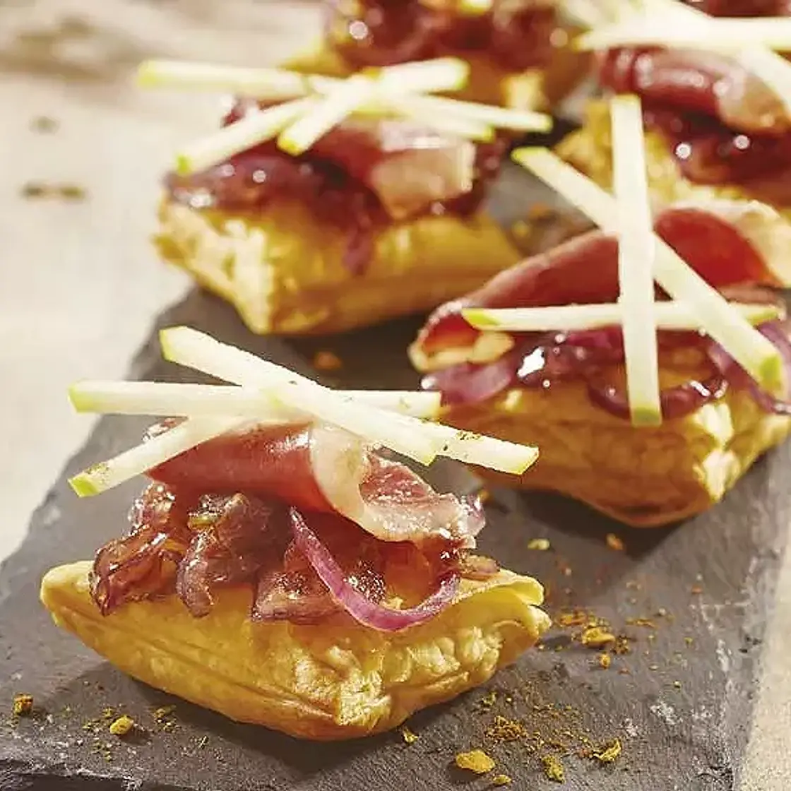 Petits feuilletés à l'oignon rouge caramélisé et aux épices grillées