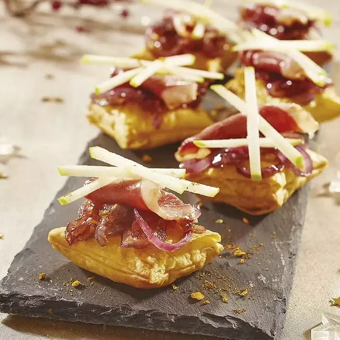 Petits feuilletés à l'oignon rouge caramélisé et aux épices grillées