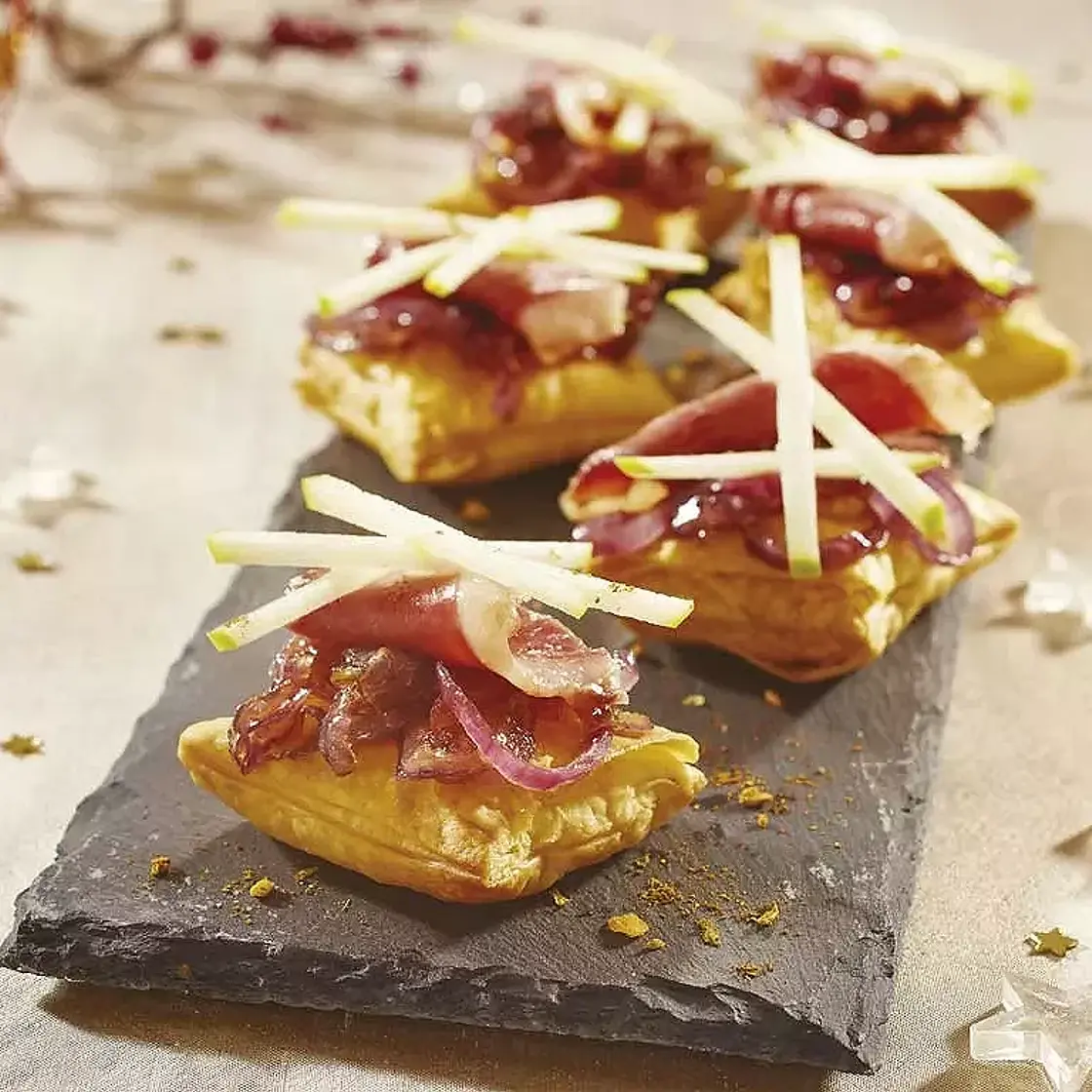 Petits feuilletés à l'oignon rouge caramélisé et aux épices grillées