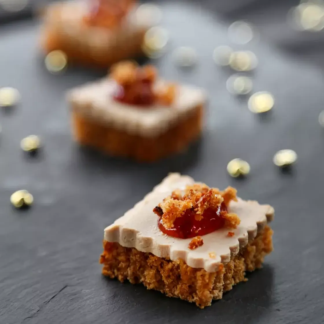 Amuse-bouches au foie gras toast au pain d'e´pices