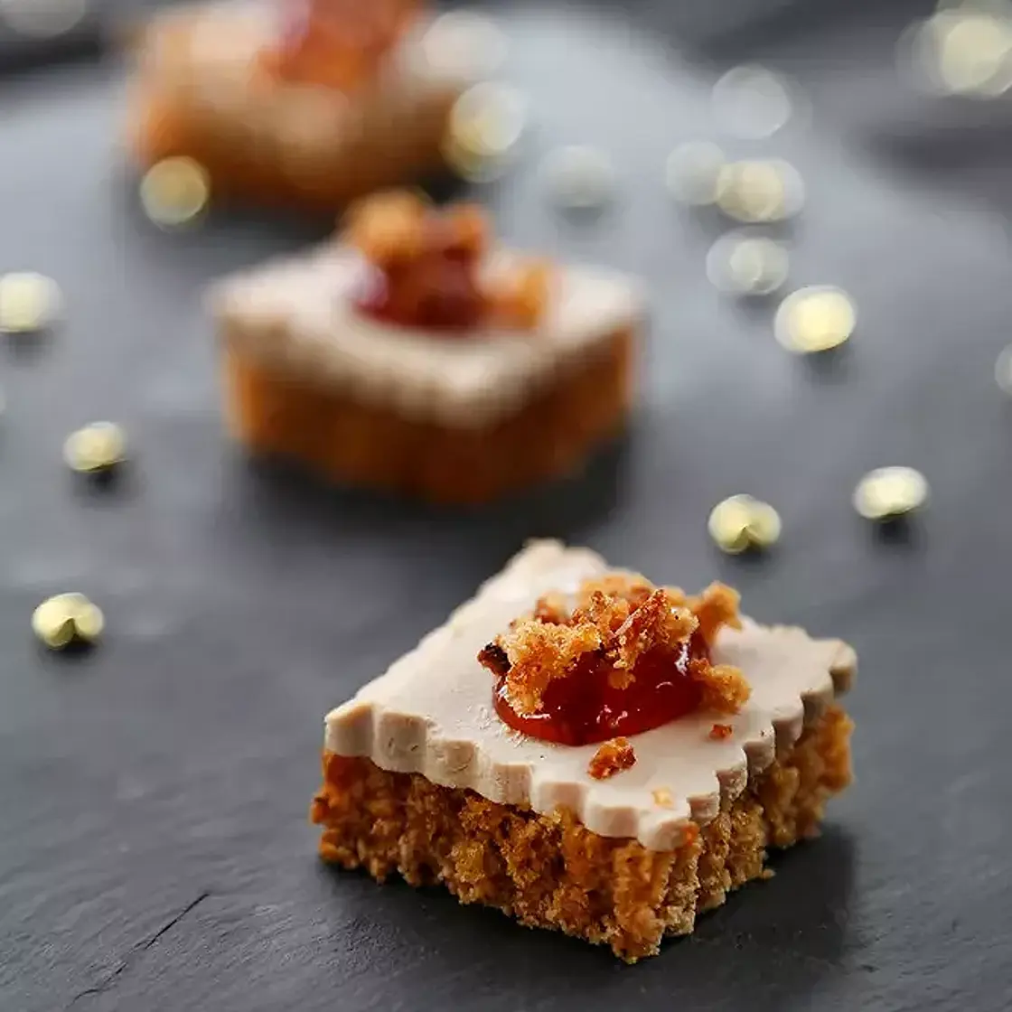 Amuse-bouches au foie gras toast au pain d'e´pices