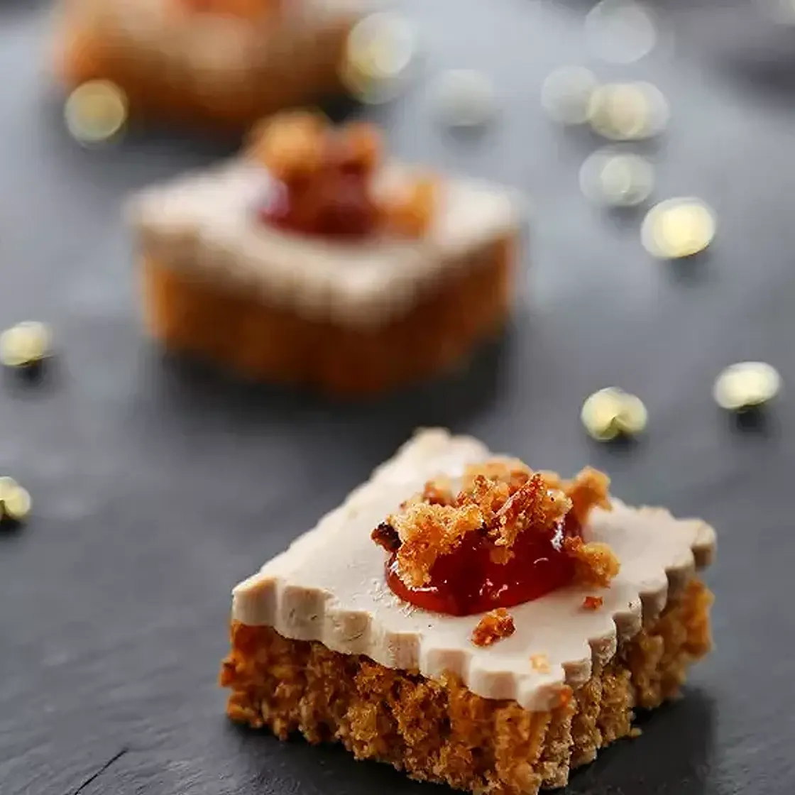 Amuse-bouches au foie gras toast au pain d'e´pices