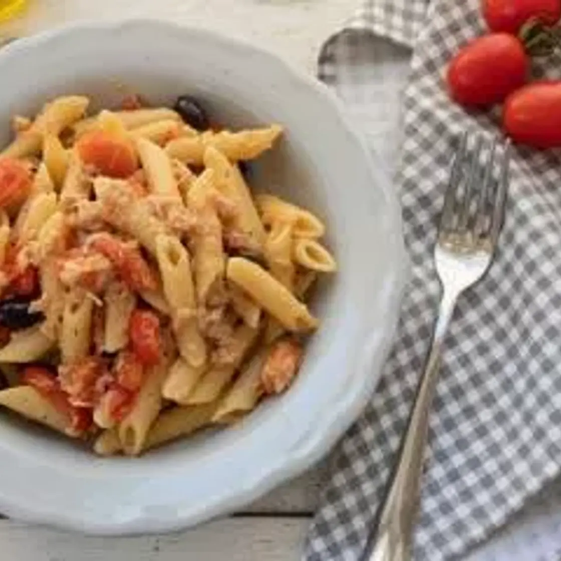 Penne al sugo di tonno e pomodorini