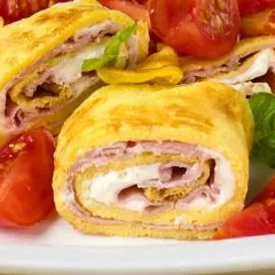 Rotolo di frittata con prosciutto e formaggio