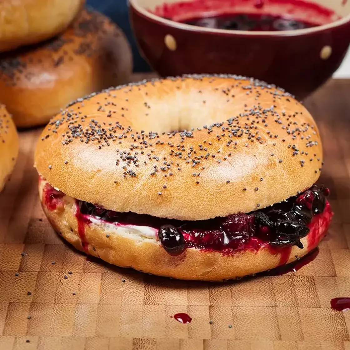 Bagels de petit-déjeuner à la banane et à la confiture de cerises