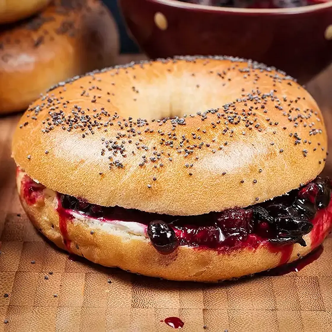Bagels de petit-déjeuner à la banane et à la confiture de cerises