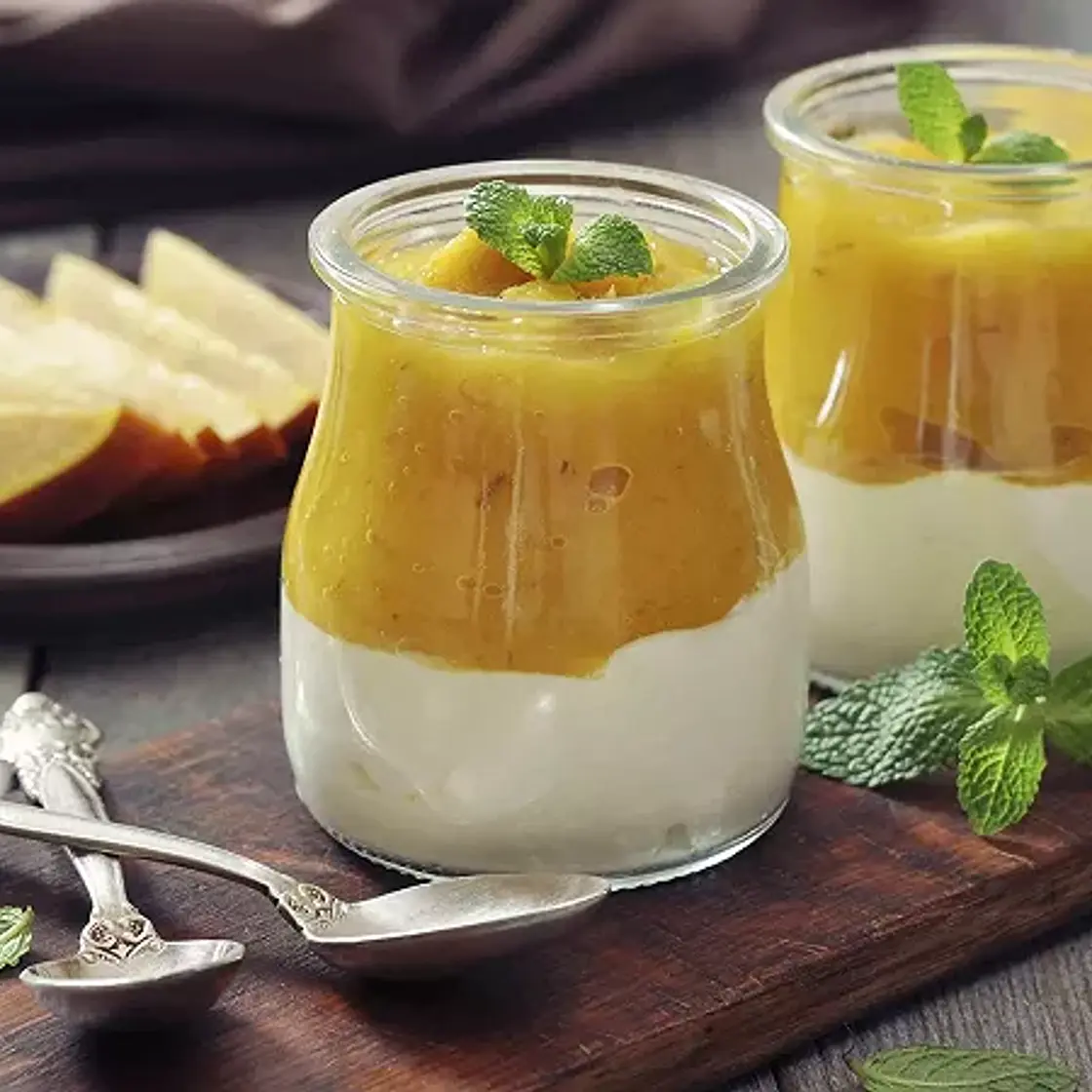 Compote de mangue et fromage blanc en verrine