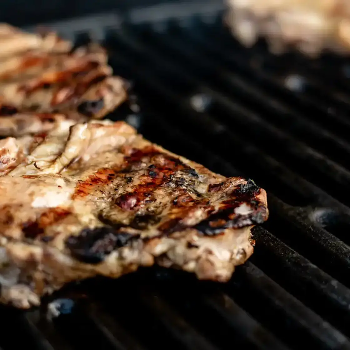Cuisses de poulet au barbecue marinées à l'ail, au gingembre et au citron vert