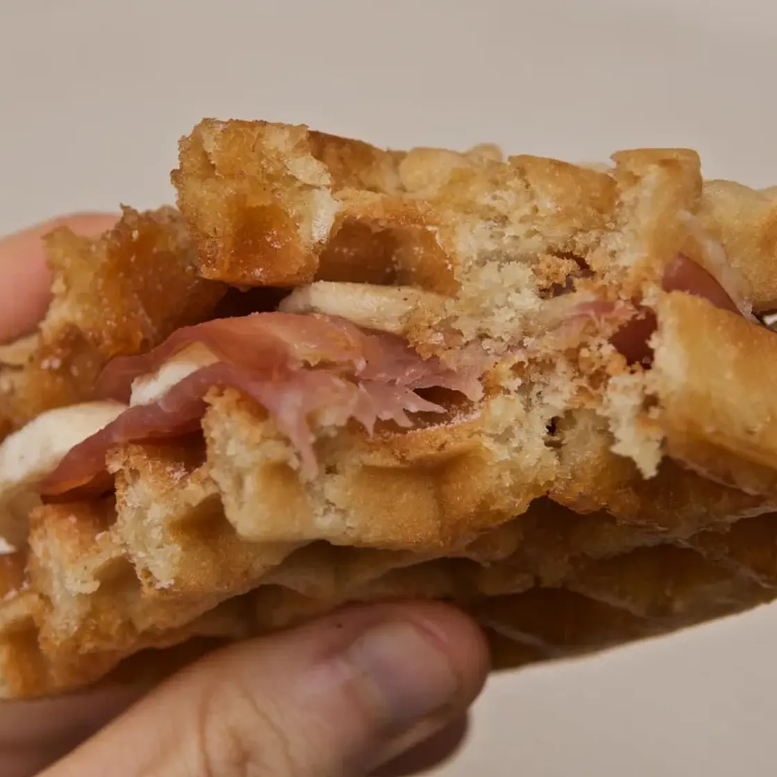 Gaufre brunch, bacon, banane et sirop d'érable