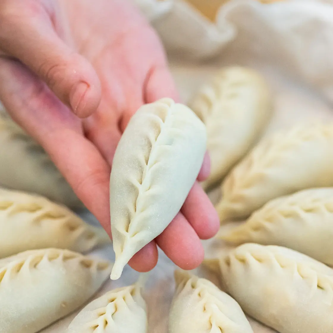 Steamed Dumplings With Pork & Sweet Corn Filling (柳叶蒸饺)