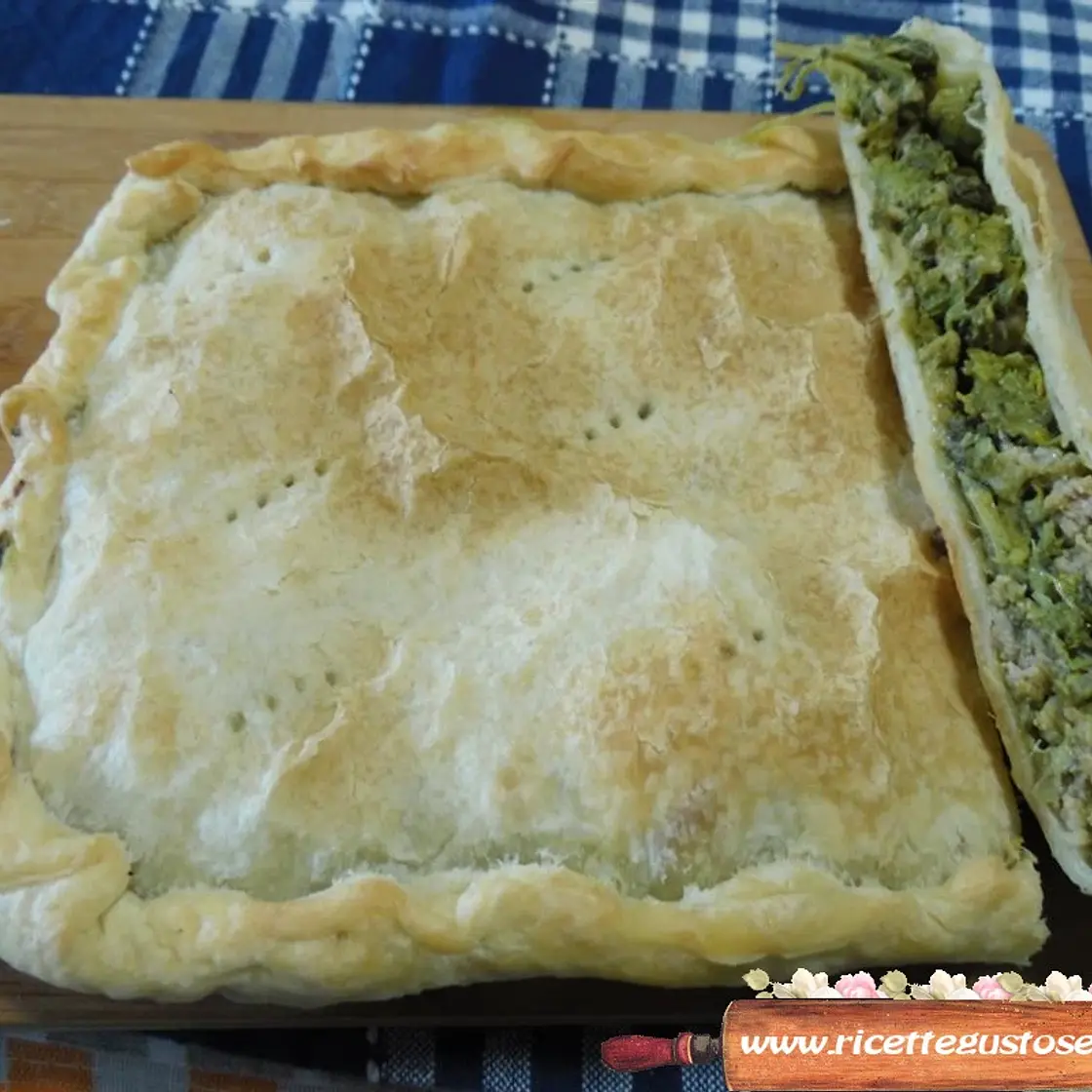 Torta salata con cicoria e salsiccia