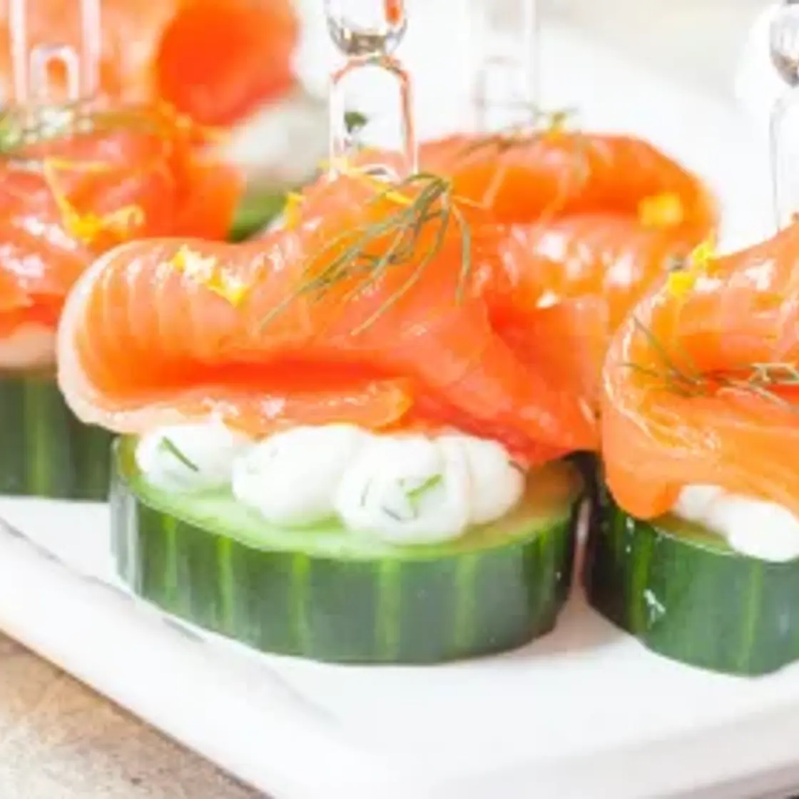 Canapés de concombre au fromage frais et saumon fumé