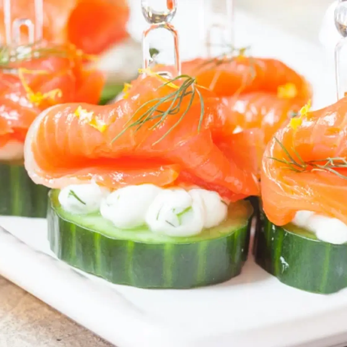 Canapés de concombre au fromage frais et saumon fumé