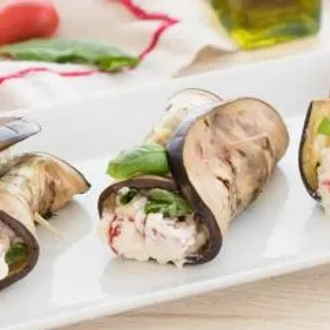 Involtini di melanzane con robiola, pomodori e basilico