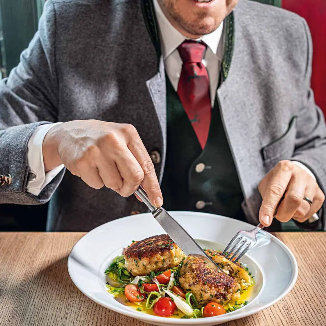 Kaspressknödel auf Lauch-Tomaten-Gemüse mit brauner Butter