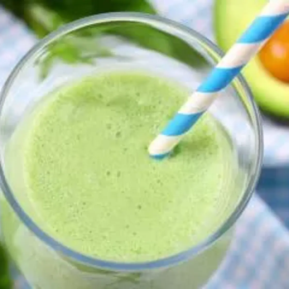 Frullato di avocado fragole e menta