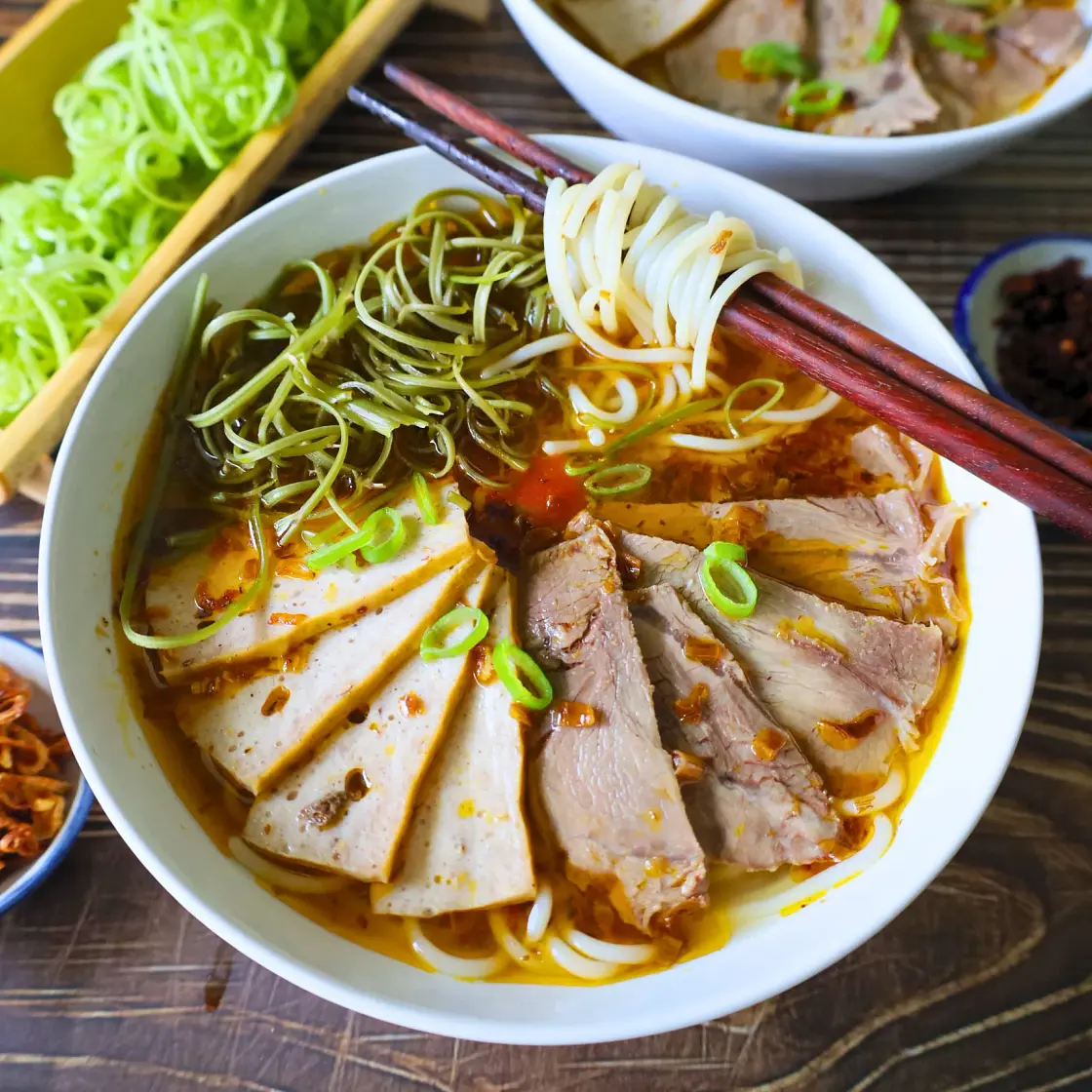 Bun Bo Hue Recipe (Vietnamese Beef and Vermicelli Noodle)