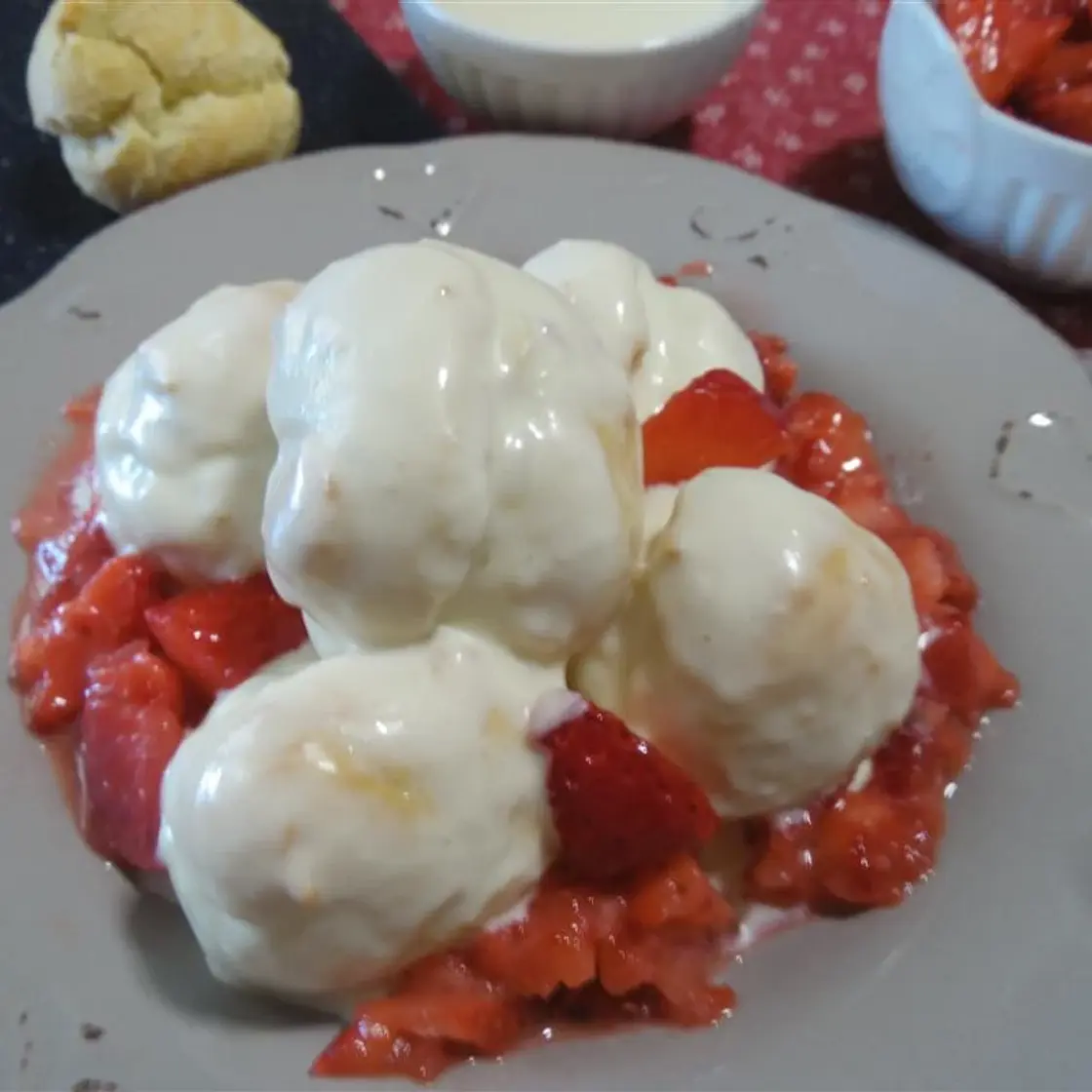 Profiteroles fragole e cioccolato