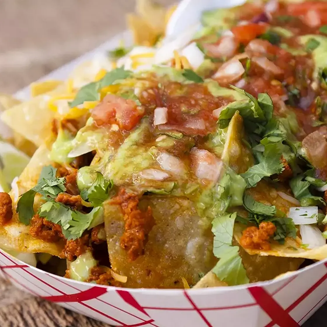 Nachos au guacamole, sauce salsa et cheddar