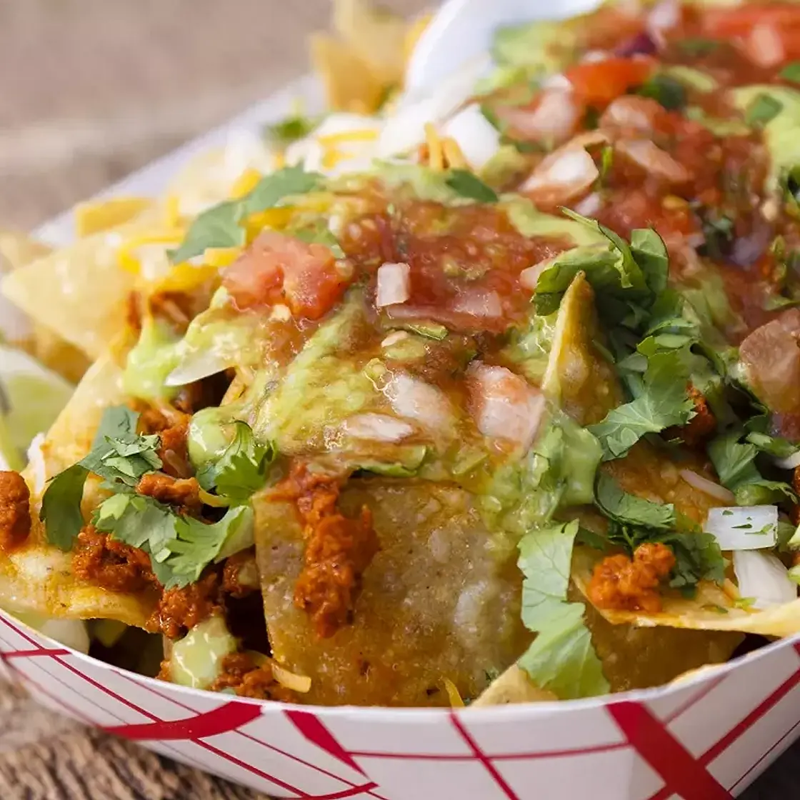 Nachos au guacamole, sauce salsa et cheddar