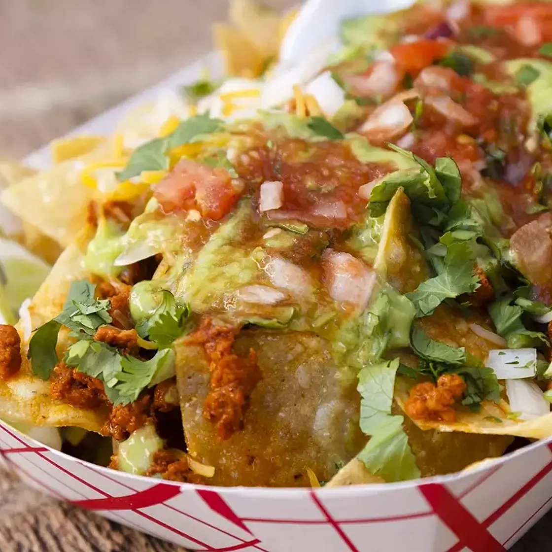 Nachos au guacamole, sauce salsa et cheddar