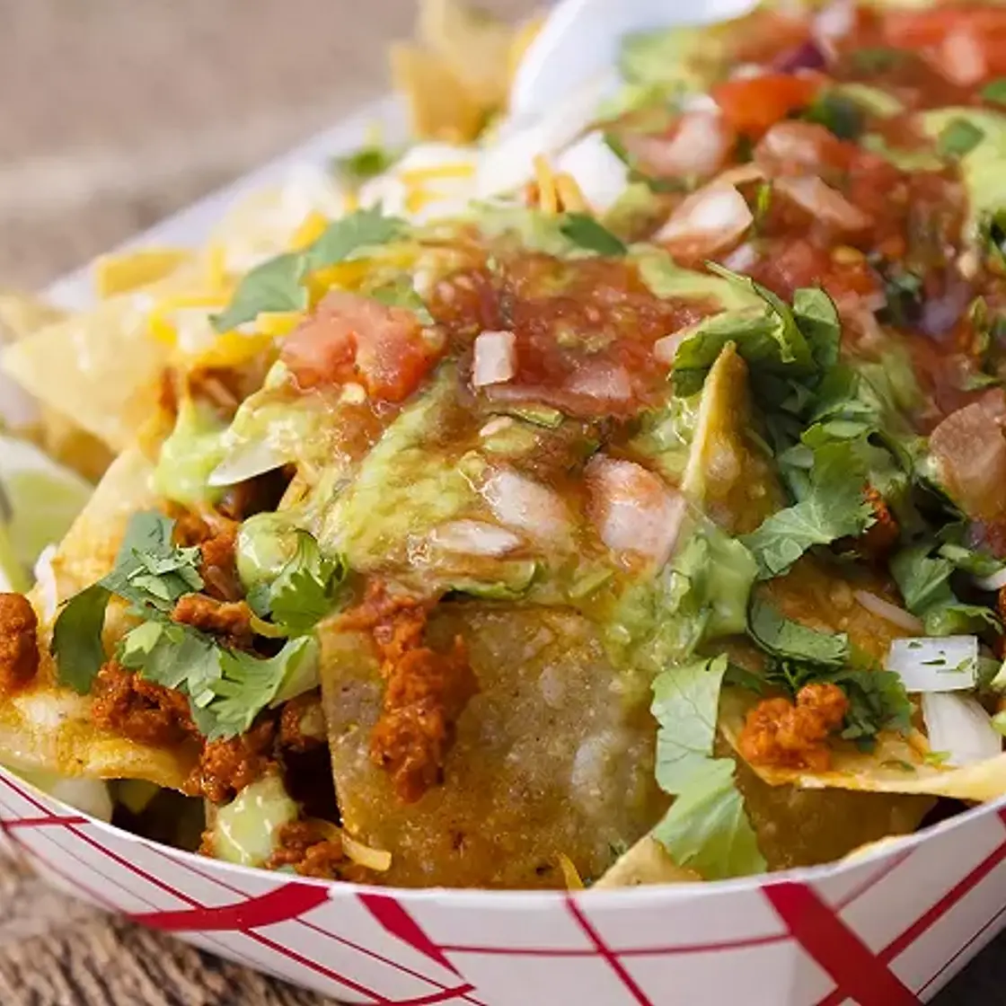 Nachos au guacamole, sauce salsa et cheddar