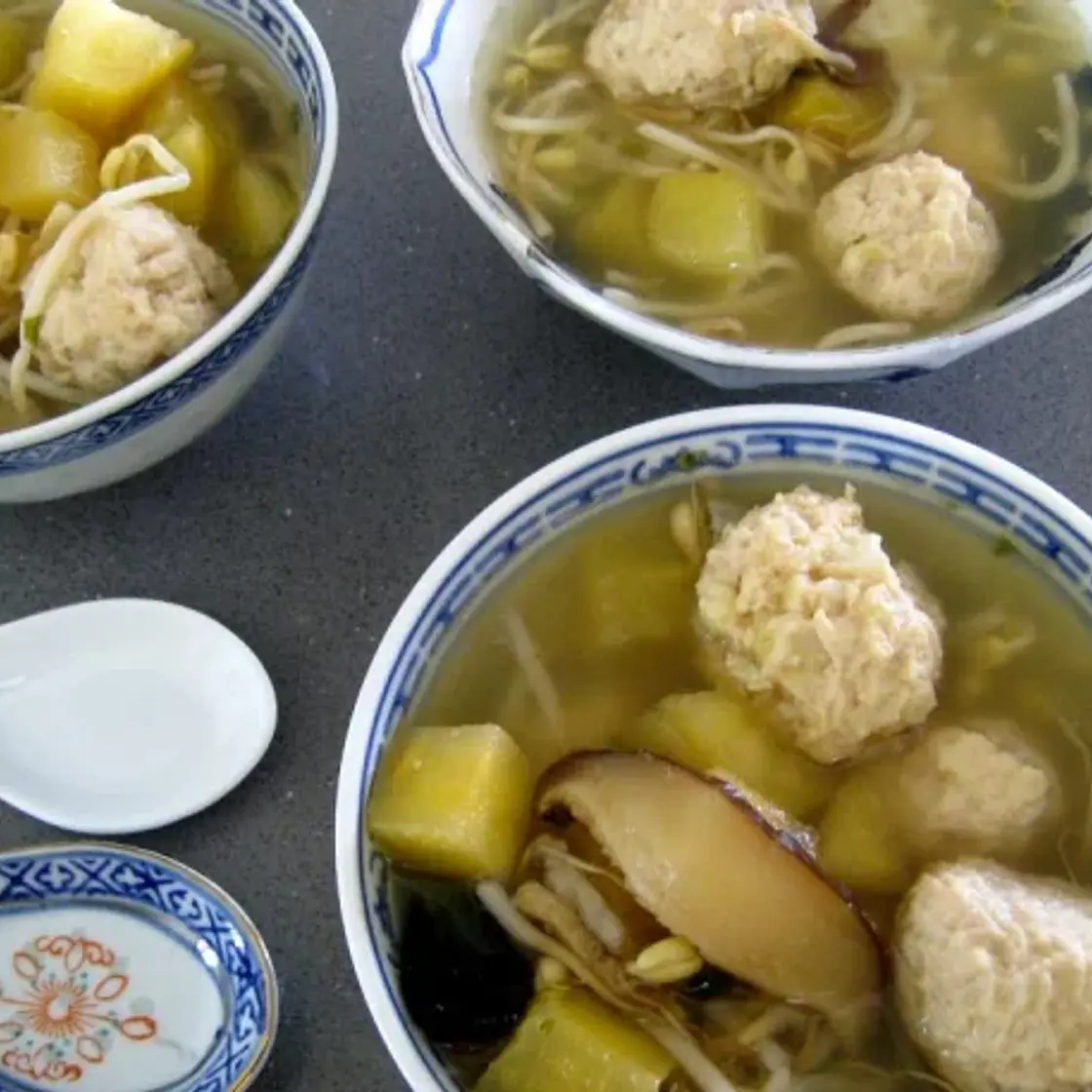 Potage chinois aux boulettes de poulet