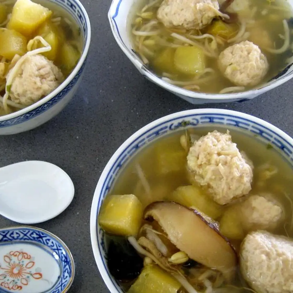 Potage chinois aux boulettes de poulet