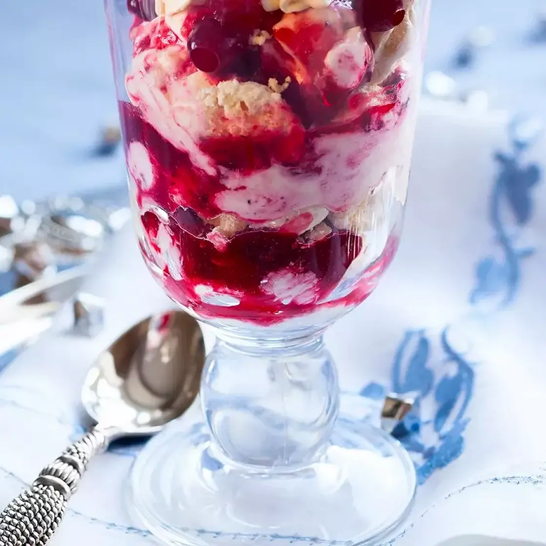 Eton mess aux cranberries et petites meringues