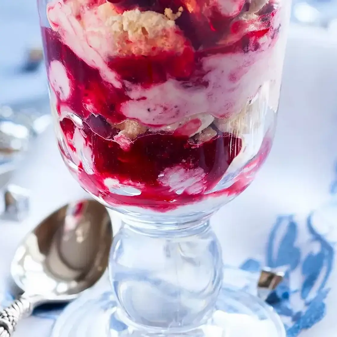 Eton mess aux cranberries et petites meringues