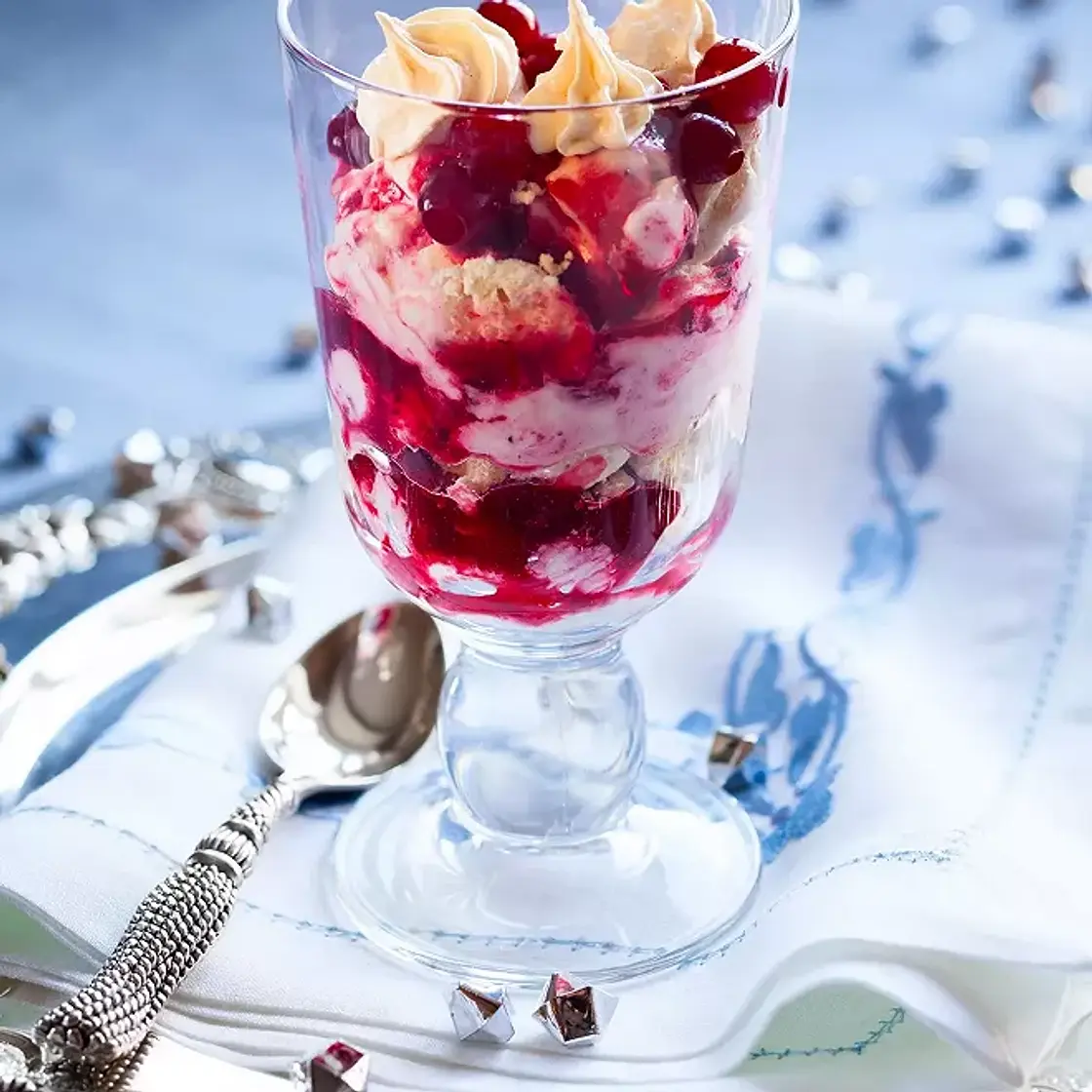 Eton mess aux cranberries et petites meringues