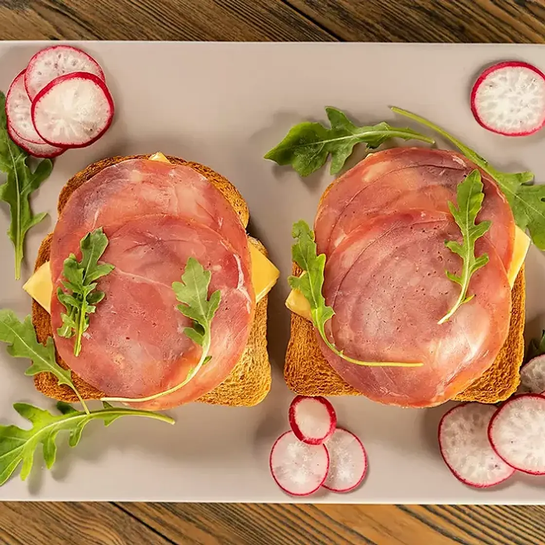 Tartines au fromage frais et jambon cru