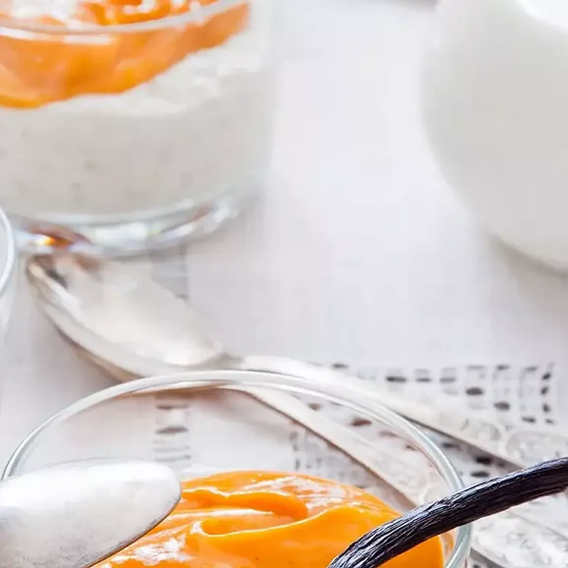 Verrine de mousse au chocolat blanc sous coulis d’oranges