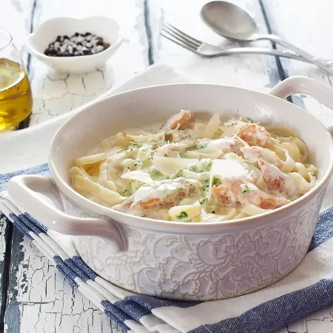 Gratin de pâtes au saumon, aux épinards et à la béchamel