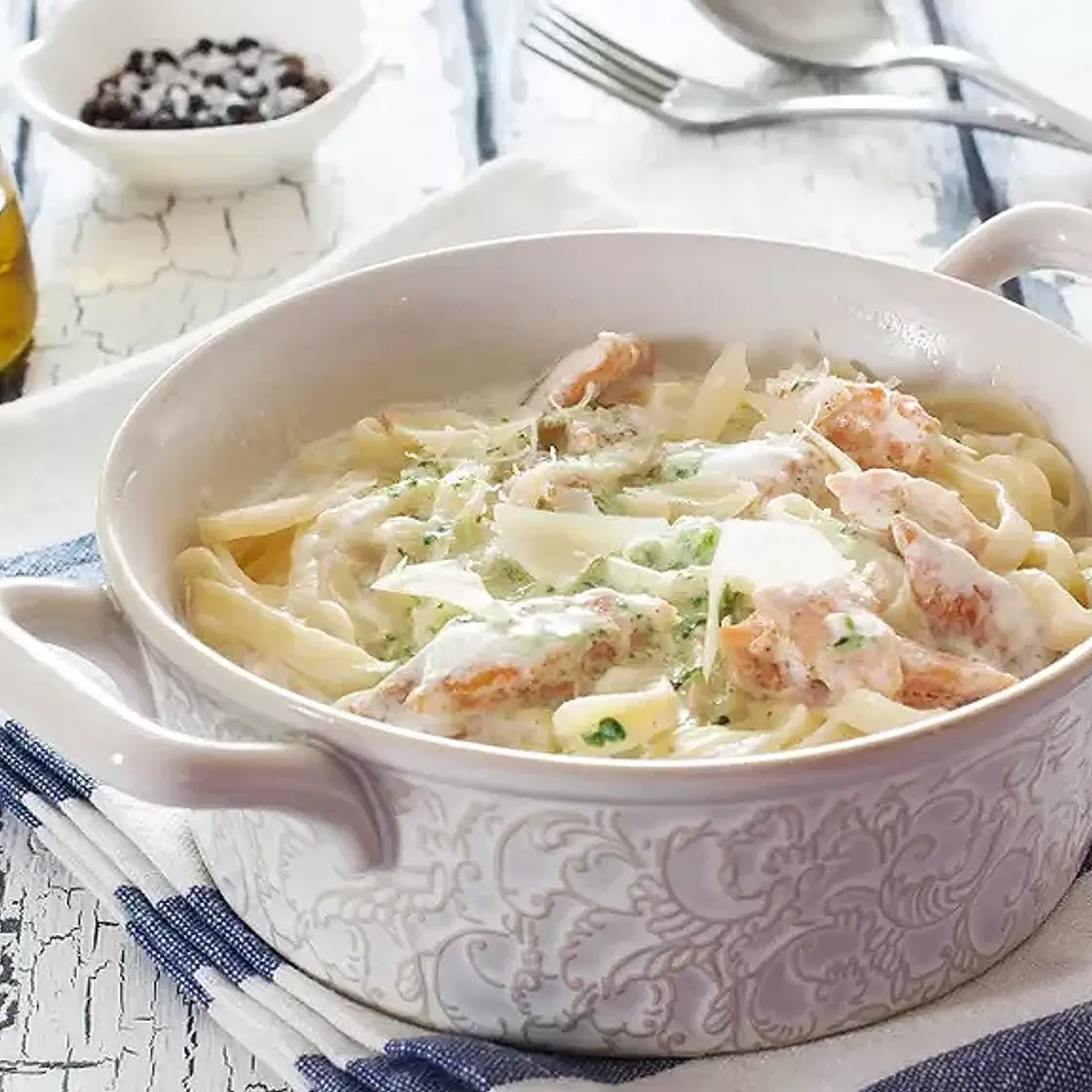 Gratin de pâtes au saumon, aux épinards et à la béchamel