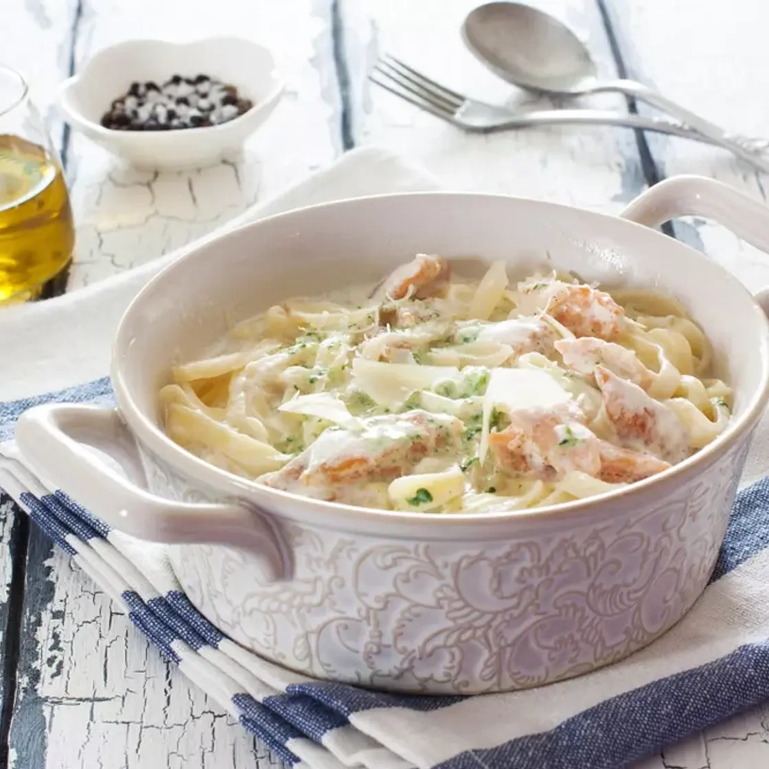 Gratin de pâtes au saumon, aux épinards et à la béchamel