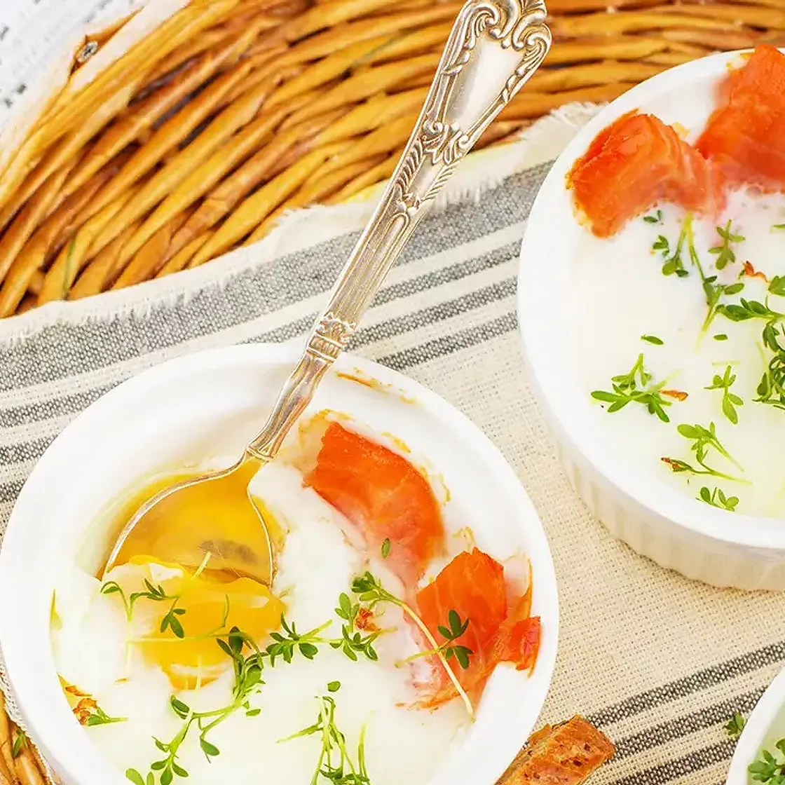 Œuf cocotte au saumon fumé et poireau