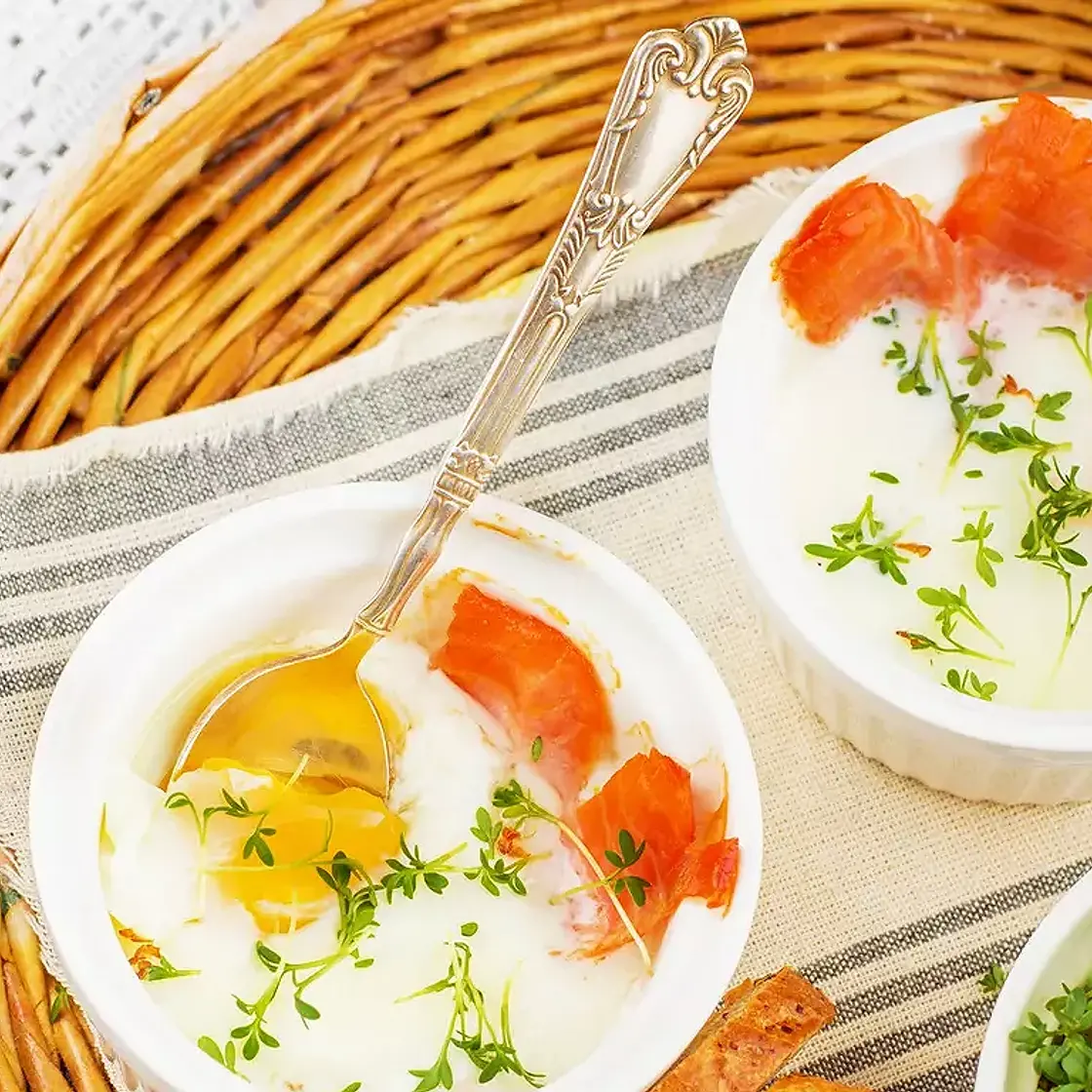 Œuf cocotte au saumon fumé et poireau