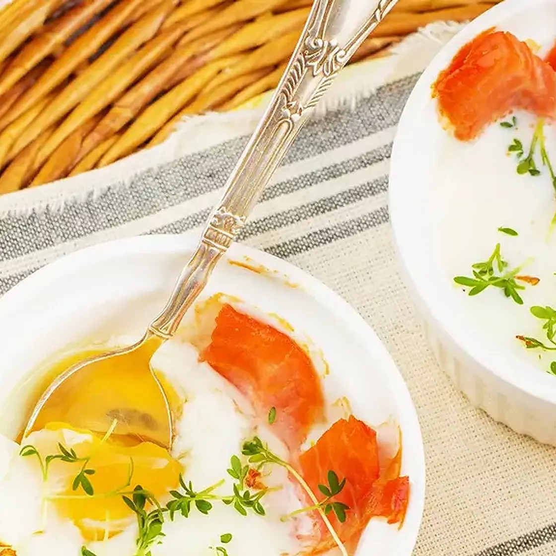 Œuf cocotte au saumon fumé et poireau