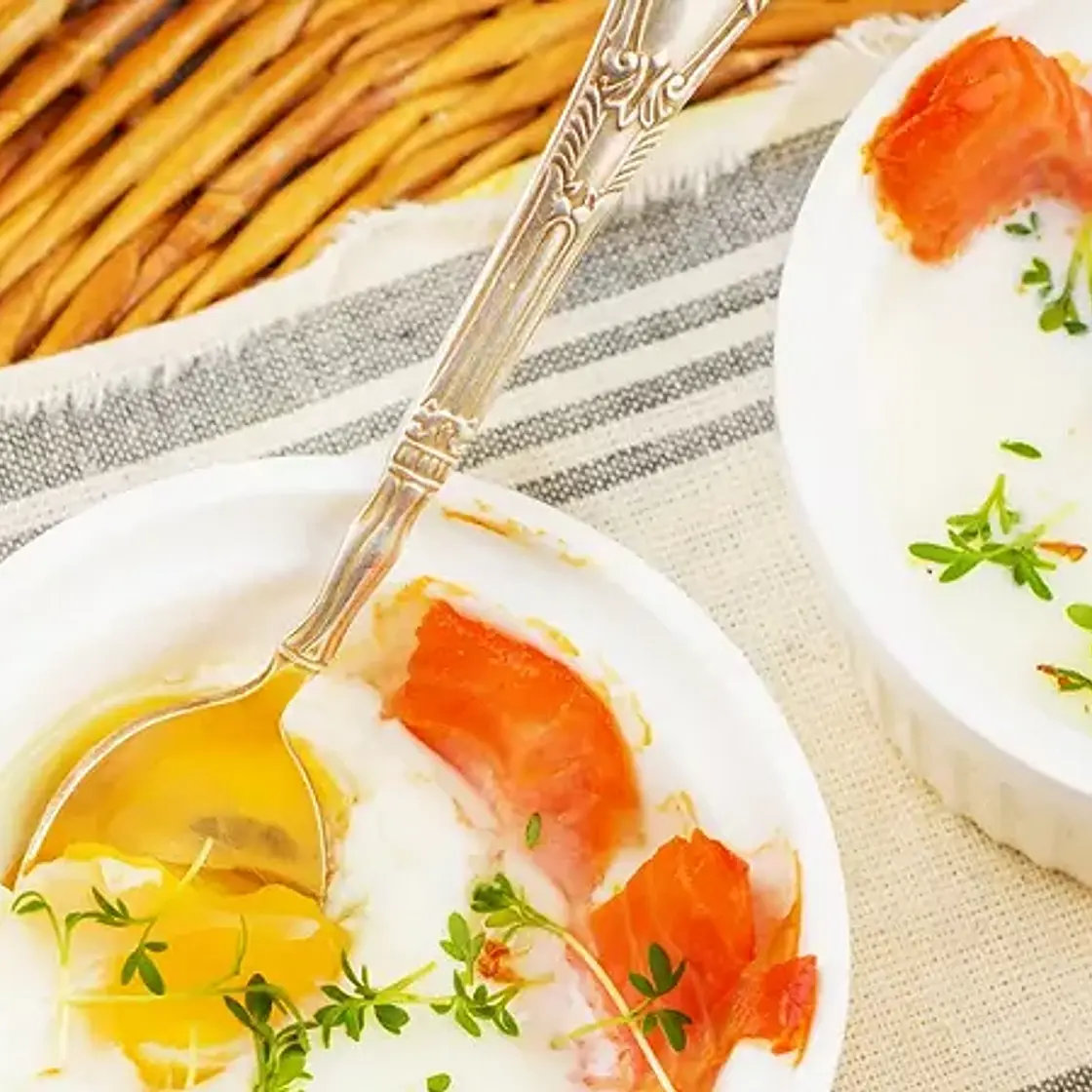 Œuf cocotte au saumon fumé et poireau