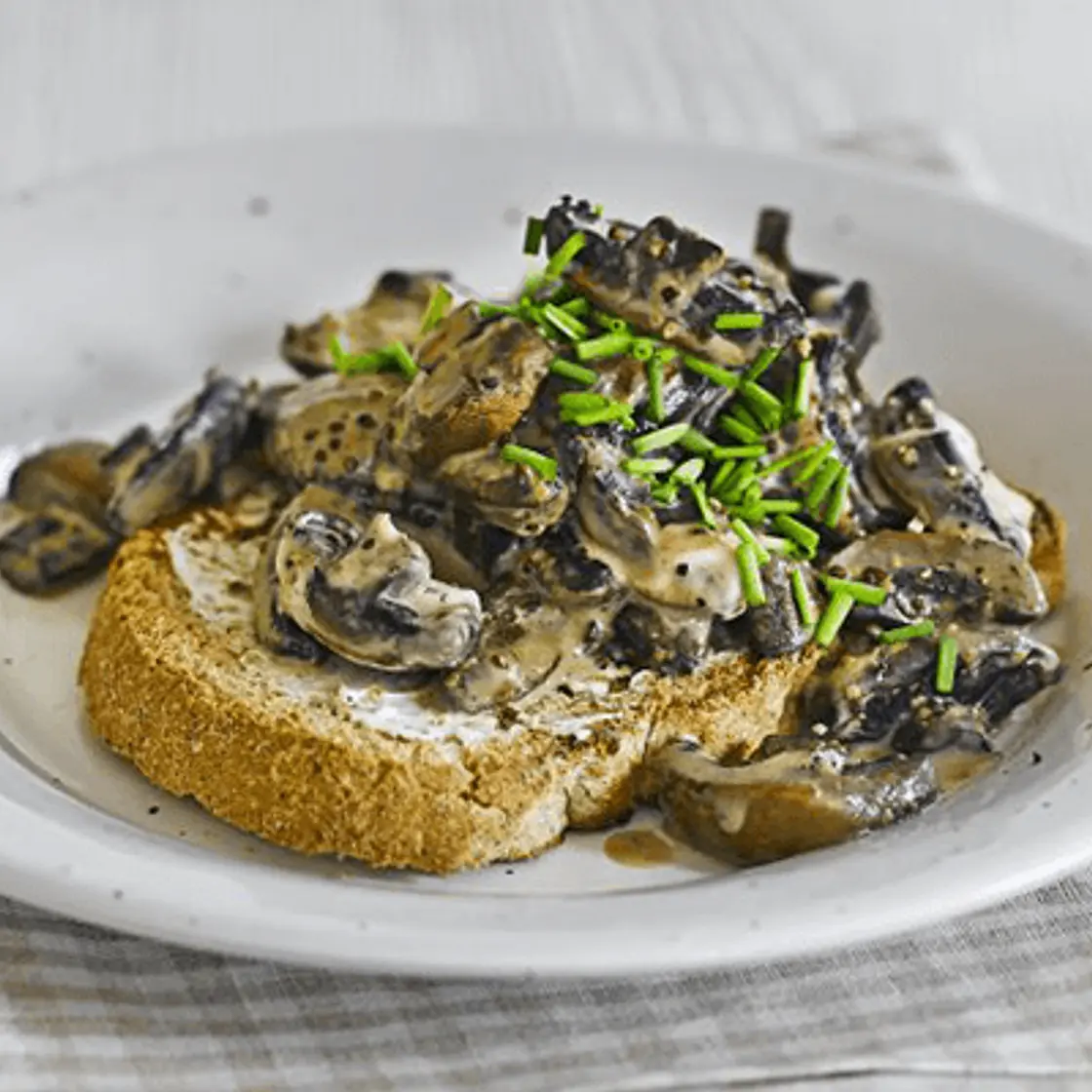 Creamy mushrooms on toast