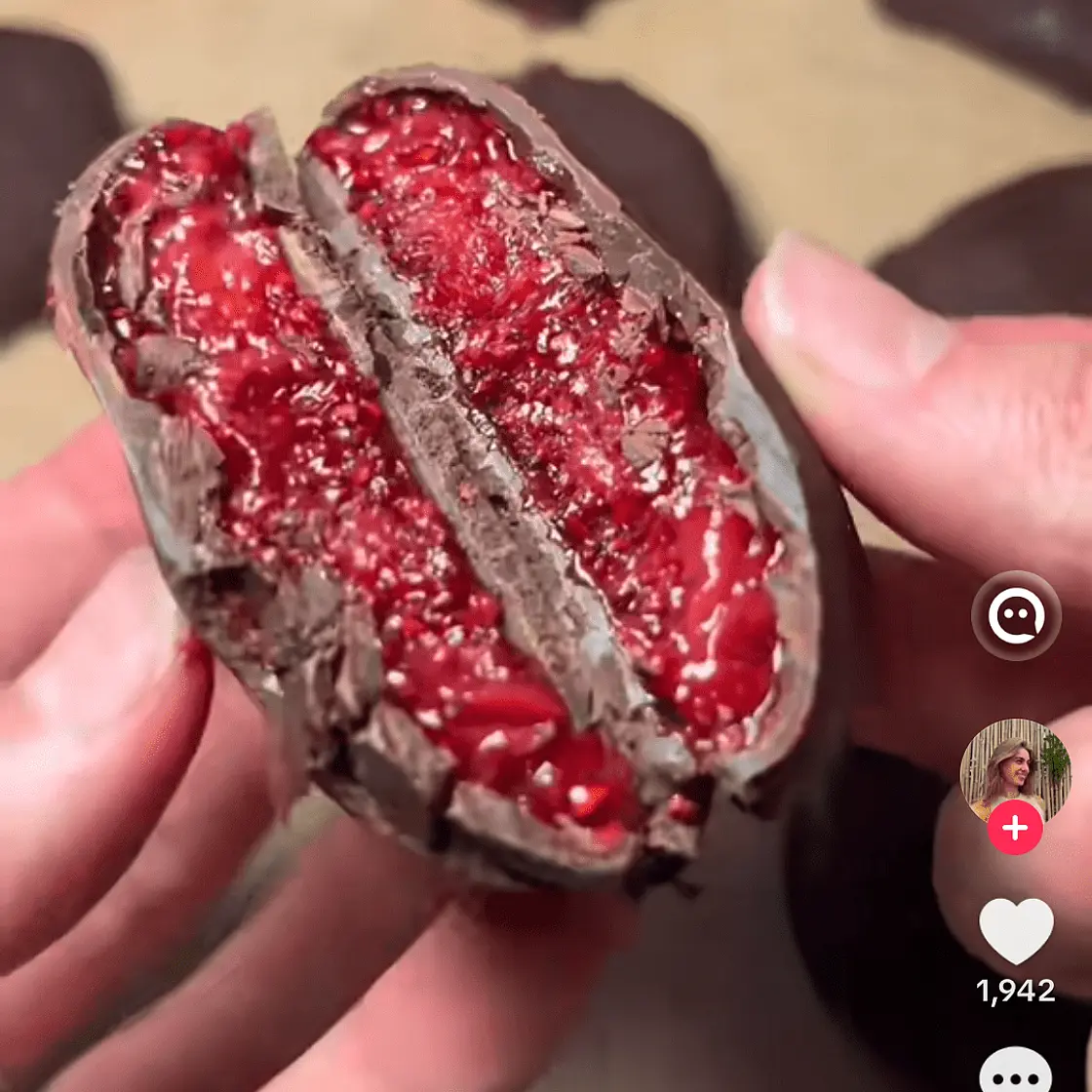 Strawberry & raspberry chia chocolate bites 🫶🏼