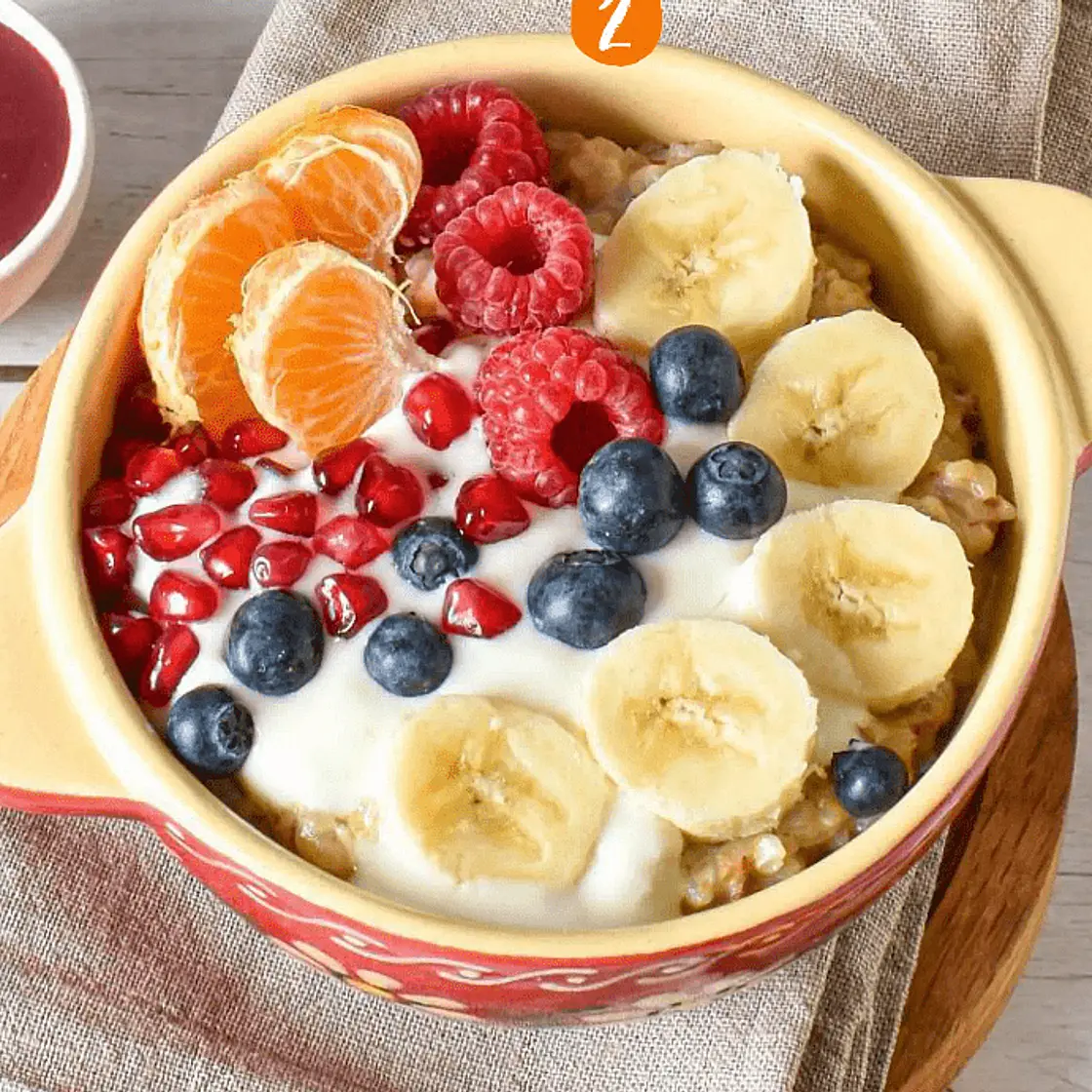 Kascha mit Joghurt und Obst