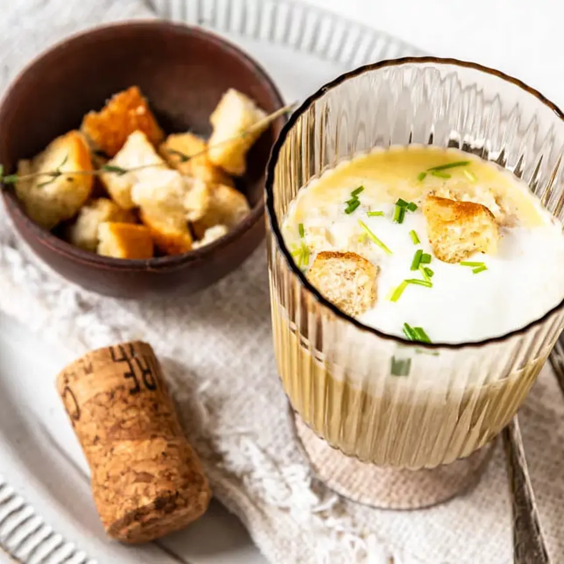 Edles Prosecco-Schaumsüppchen mit Thymian Croutons