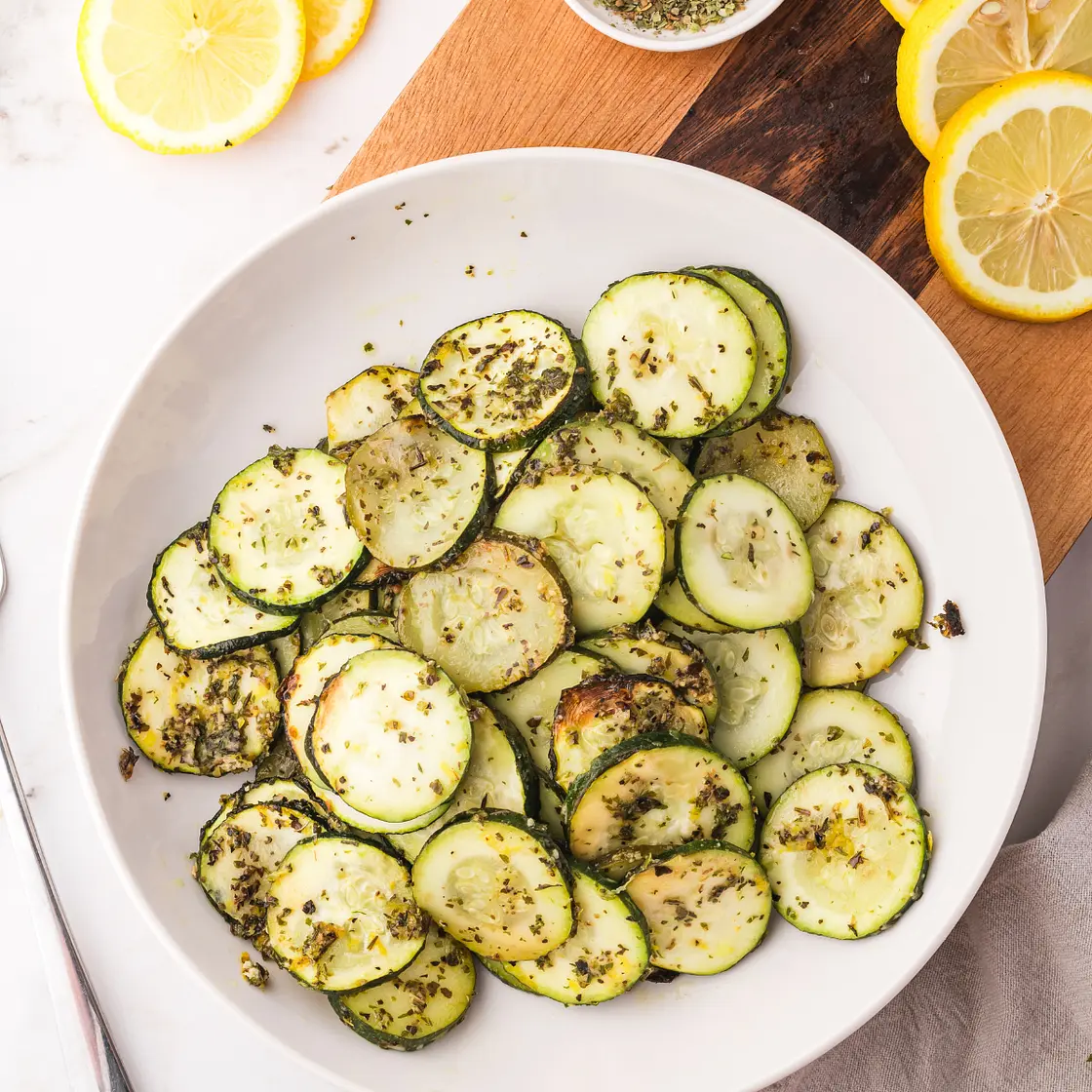 Crispy Air Fryer Zucchini Slices Without Flour (Naturally Low-Carb)